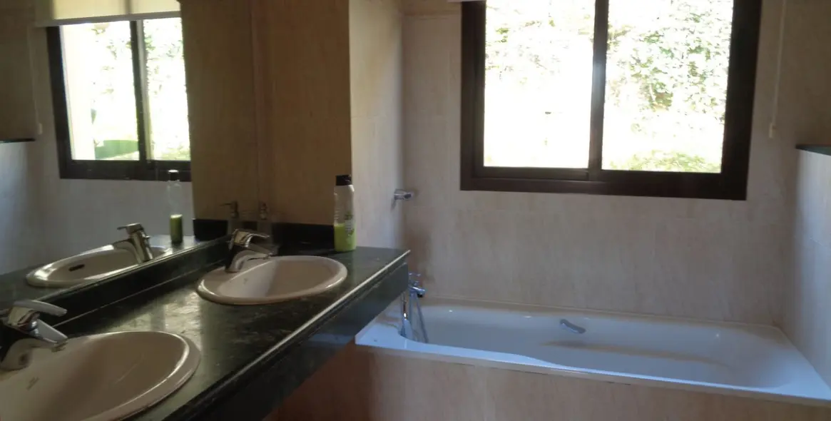 Sale of middle floor apartment in Benahavís 47