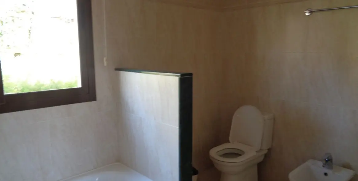 Sale of middle floor apartment in Benahavís 49