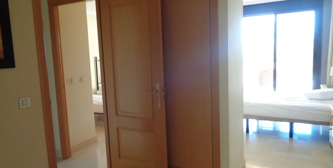 Sale of middle floor apartment in Benahavís 50