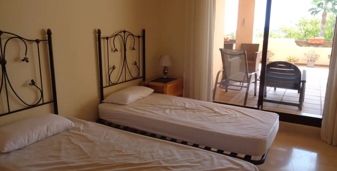 Sale of middle floor apartment in Benahavís 51