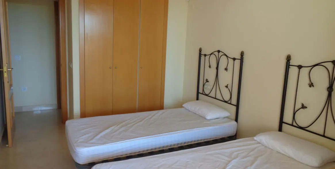 Sale of middle floor apartment in Benahavís 52