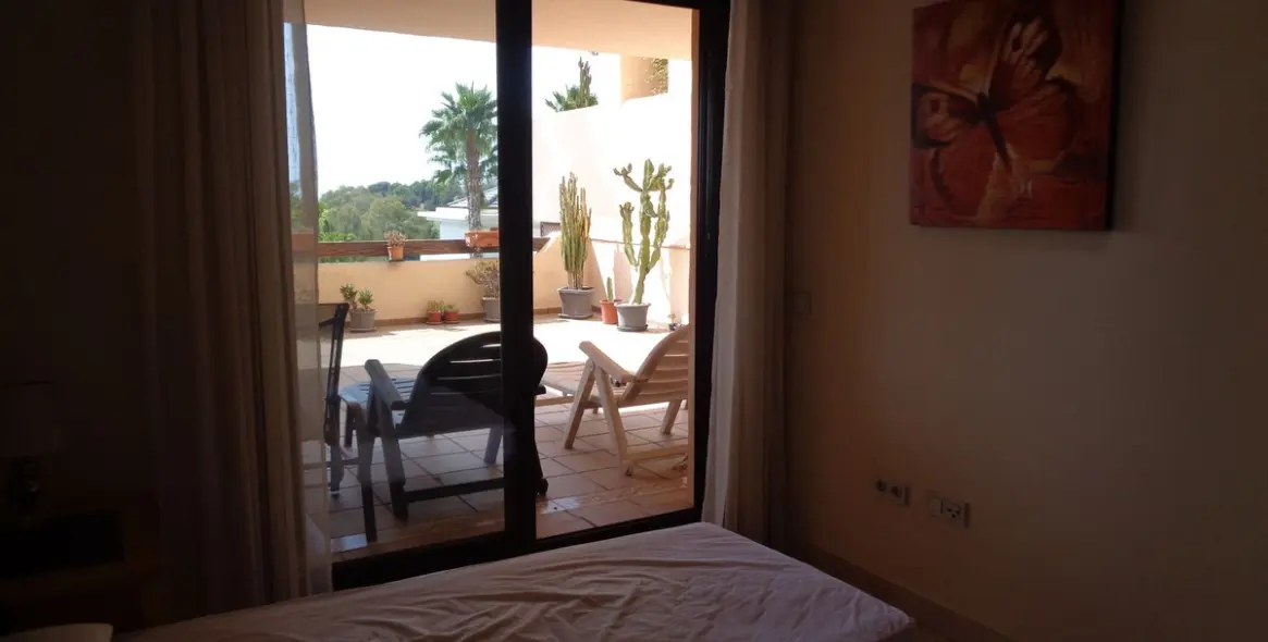 Sale of middle floor apartment in Benahavís 53