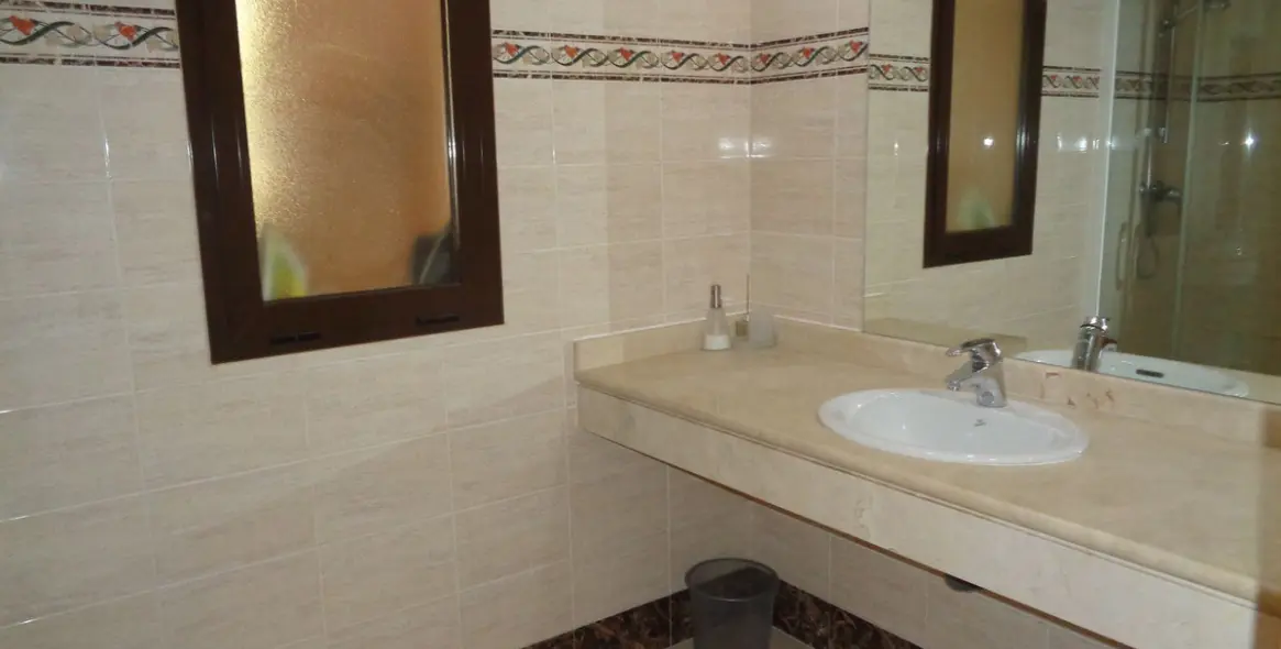 Sale of middle floor apartment in Benahavís 54