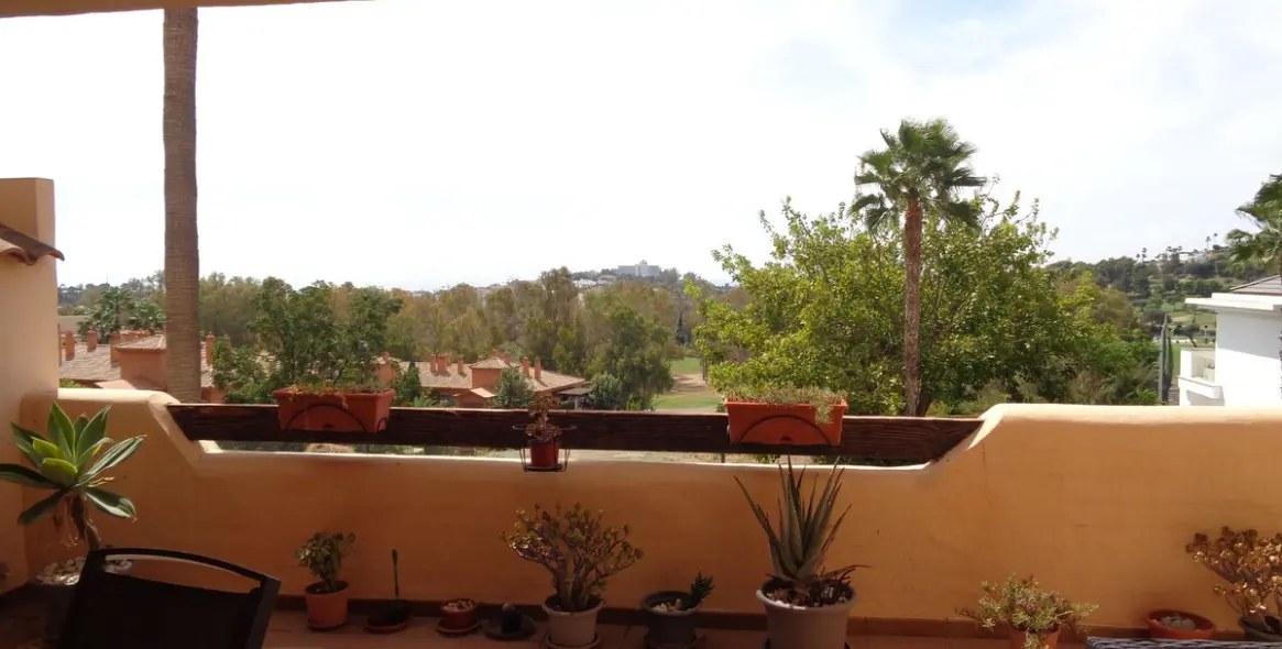 Sale of middle floor apartment in Benahavís 58