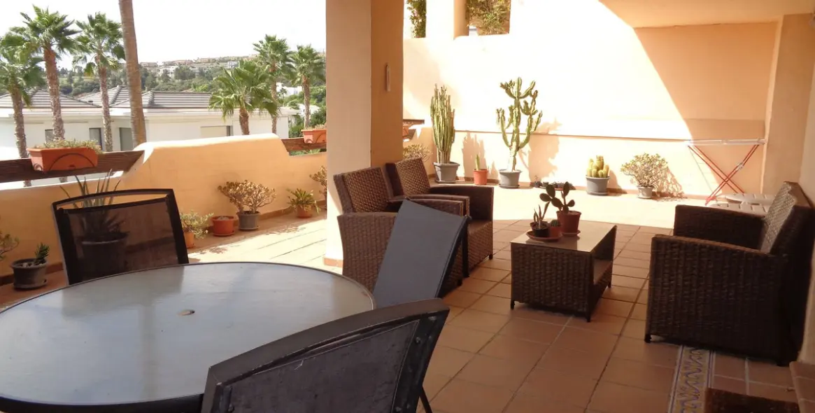 Sale of middle floor apartment in Benahavís 60