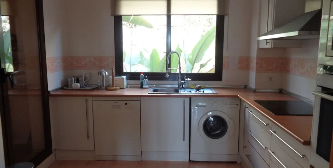 Sale of middle floor apartment in Benahavís 61