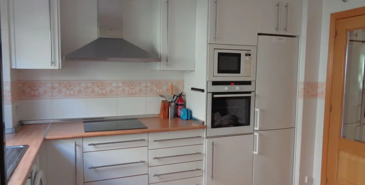 Sale of middle floor apartment in Benahavís 63