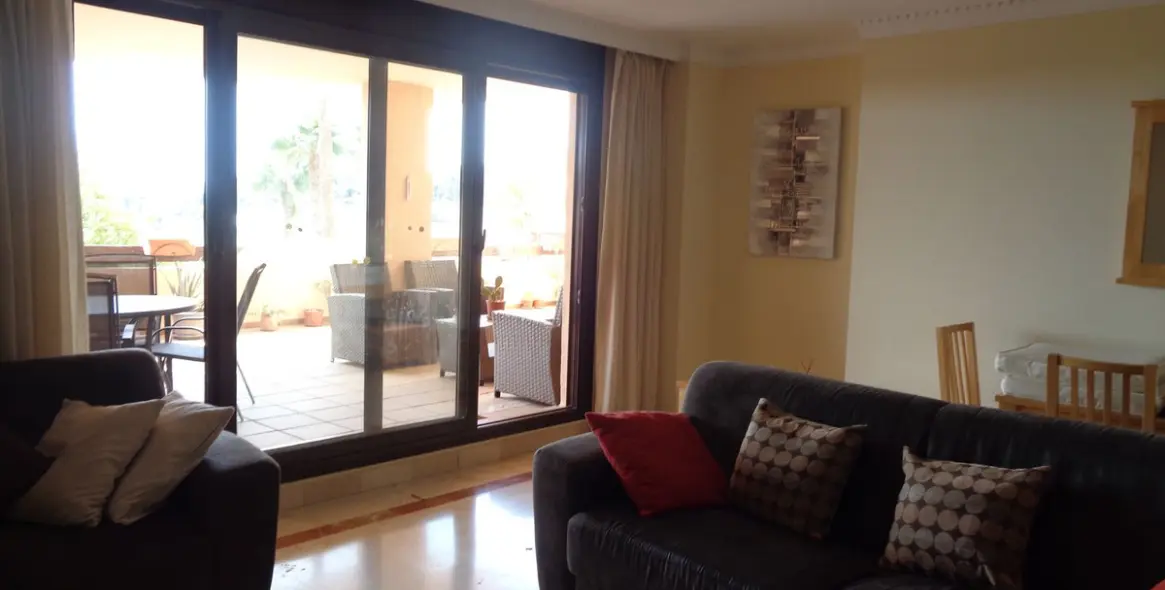 Sale of middle floor apartment in Benahavís 65