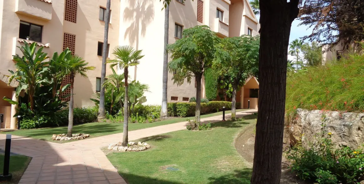 Sale of middle floor apartment in Benahavís 66