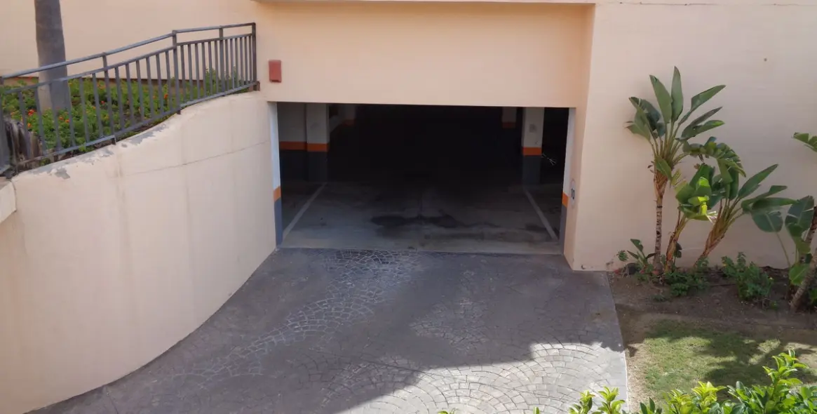 Sale of middle floor apartment in Benahavís 67