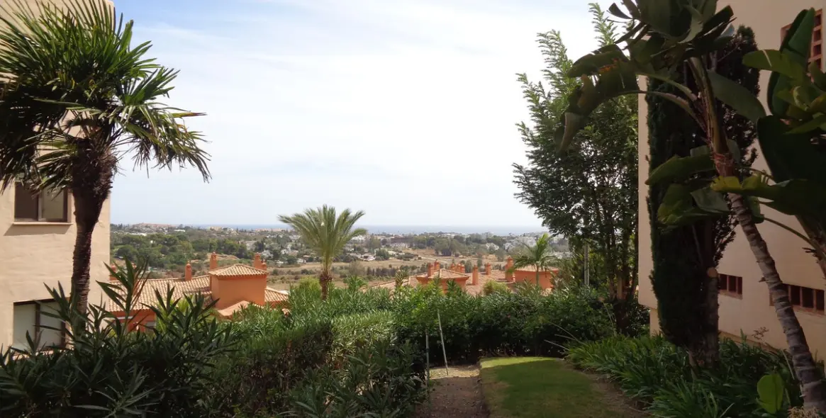 Sale of middle floor apartment in Benahavís 68