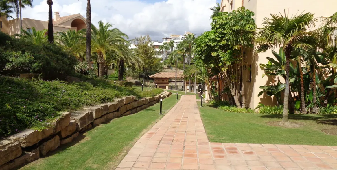 Sale of middle floor apartment in Benahavís 69