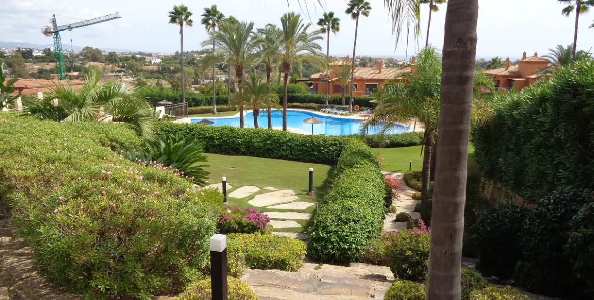 Sale of middle floor apartment in Benahavís 75