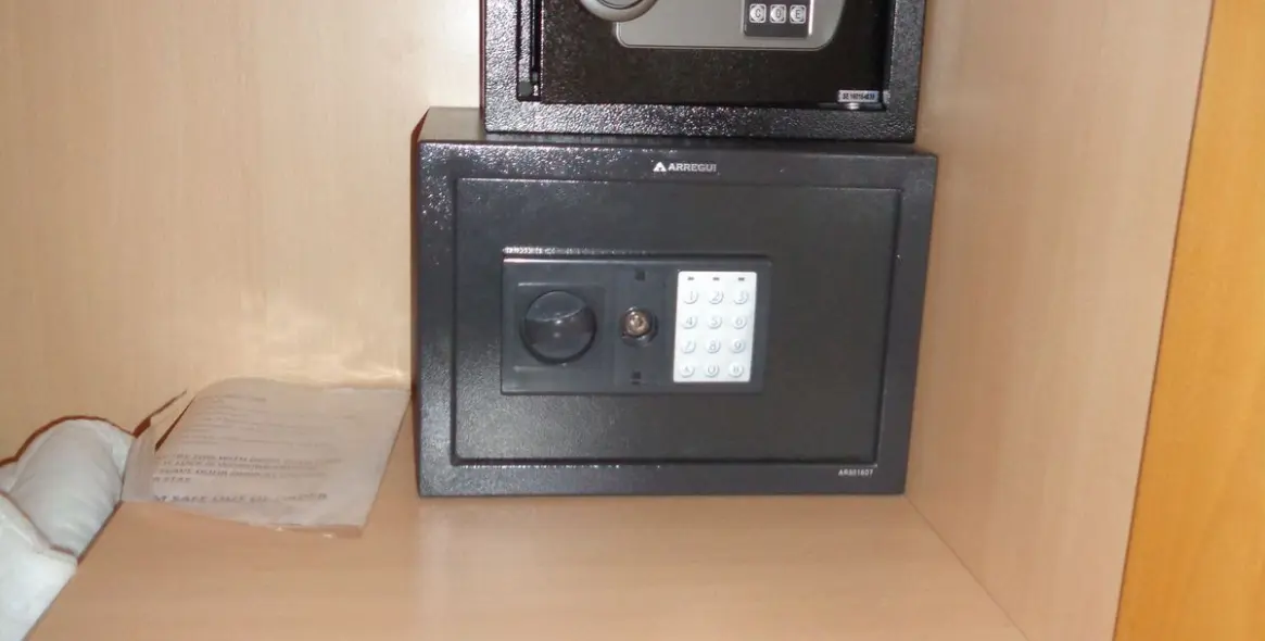 Sale of middle floor apartment in Benahavís 76