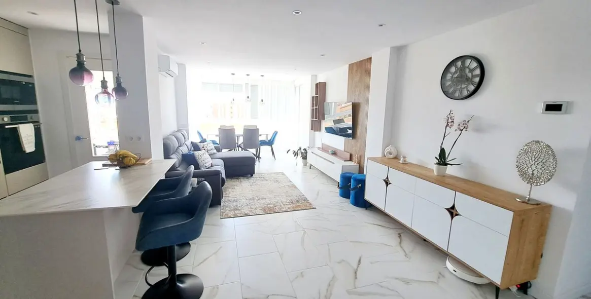 Sale of middle floor apartment in Fuengirola 1