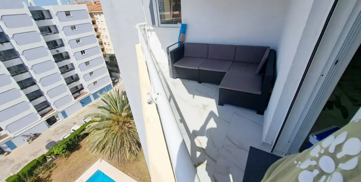 Sale of middle floor apartment in Fuengirola 12