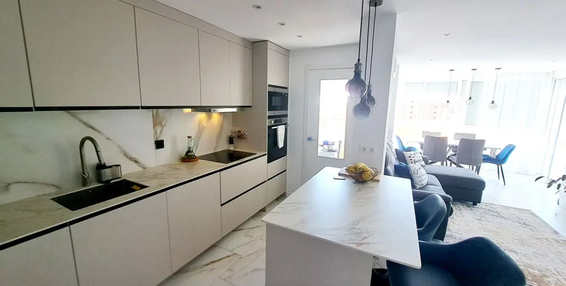 Sale of middle floor apartment in Fuengirola 14