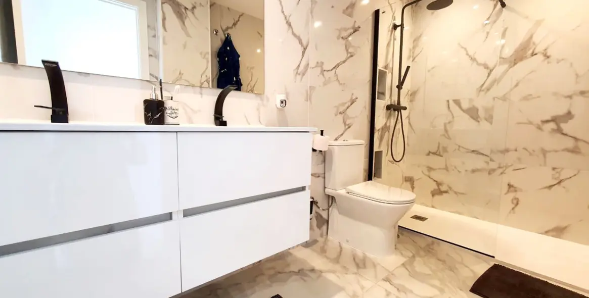 Sale of middle floor apartment in Fuengirola 16