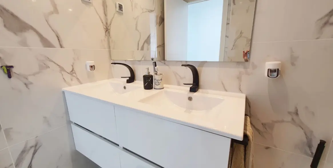 Sale of middle floor apartment in Fuengirola 18