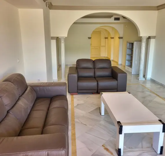 Продажа апартаментов на среднем этаже в Nueva Andalucía