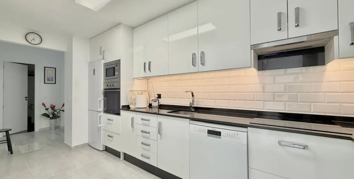 Sale of middle floor apartment in Fuengirola 7