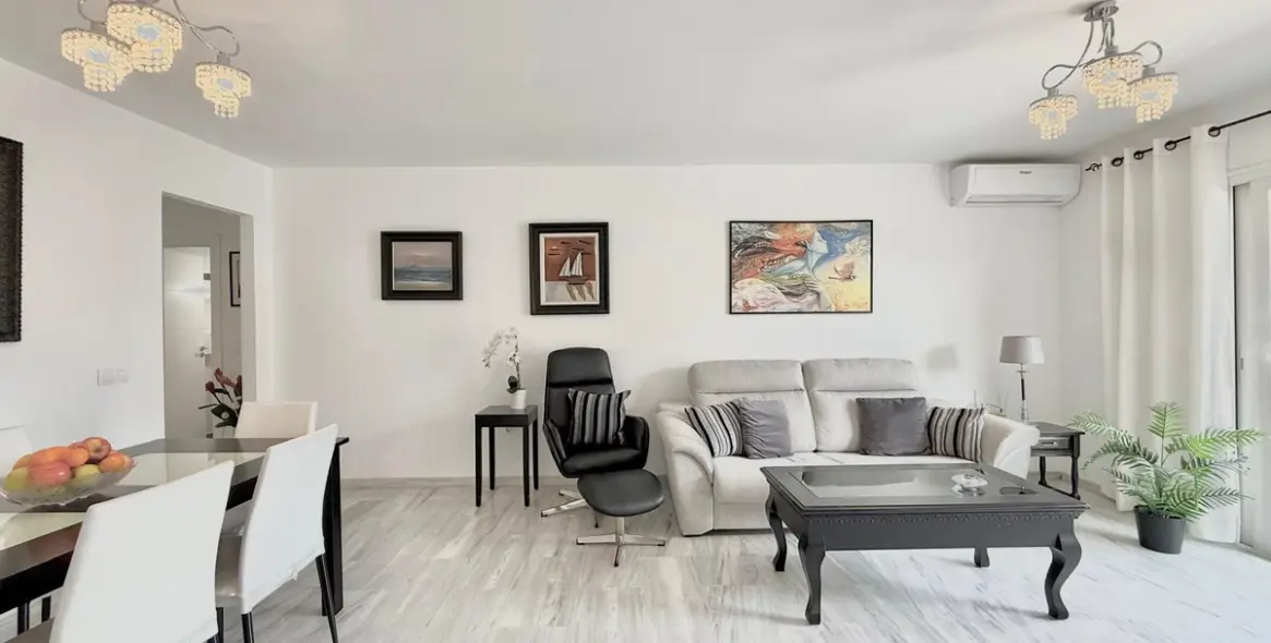 Sale of middle floor apartment in Fuengirola 11