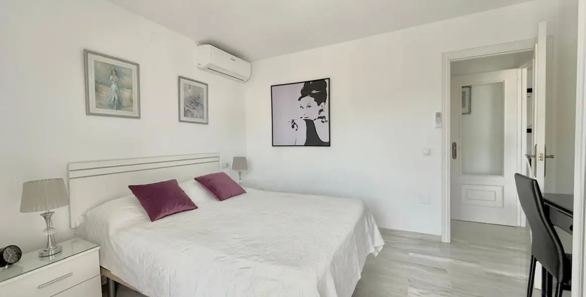 Sale of middle floor apartment in Fuengirola 14