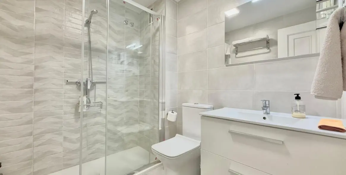 Sale of middle floor apartment in Fuengirola 17