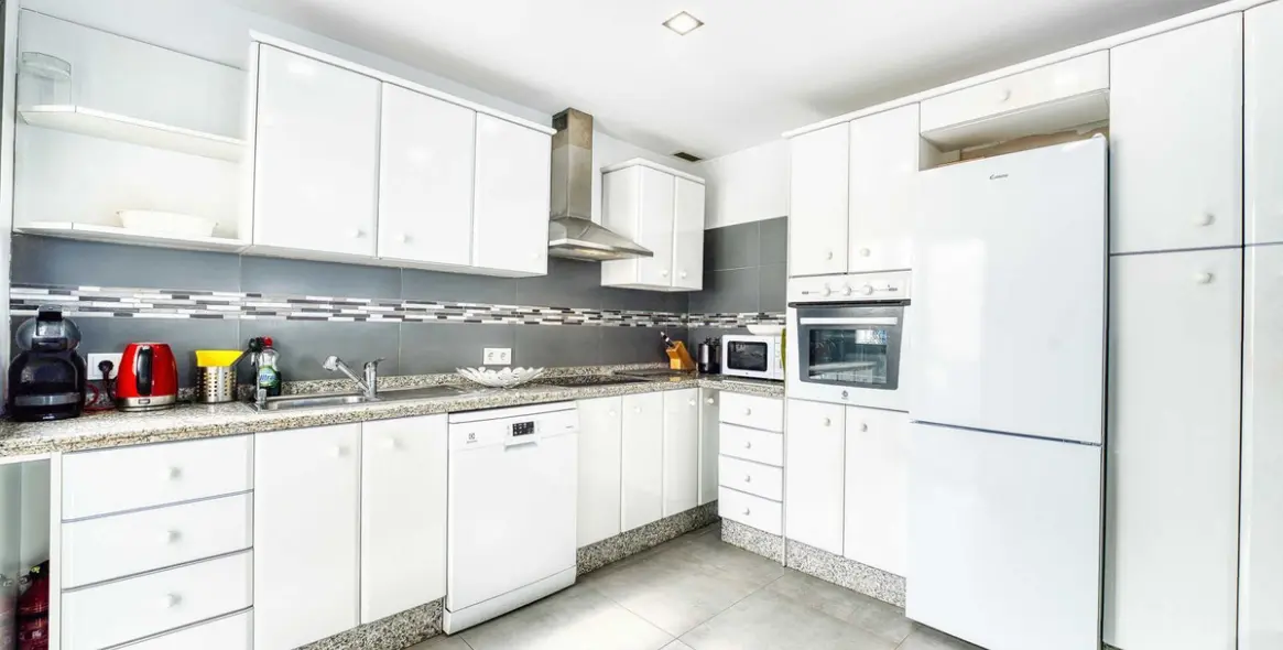 Long-term rent of middle floor apartment in Elviria 17