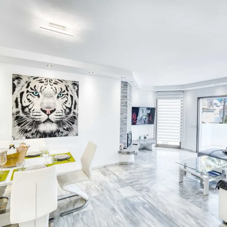 Продажа апартаментов на среднем этаже в Elviria