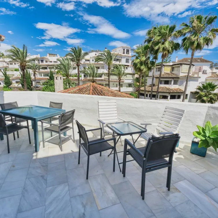 Продажа апартаментов на среднем этаже в Elviria