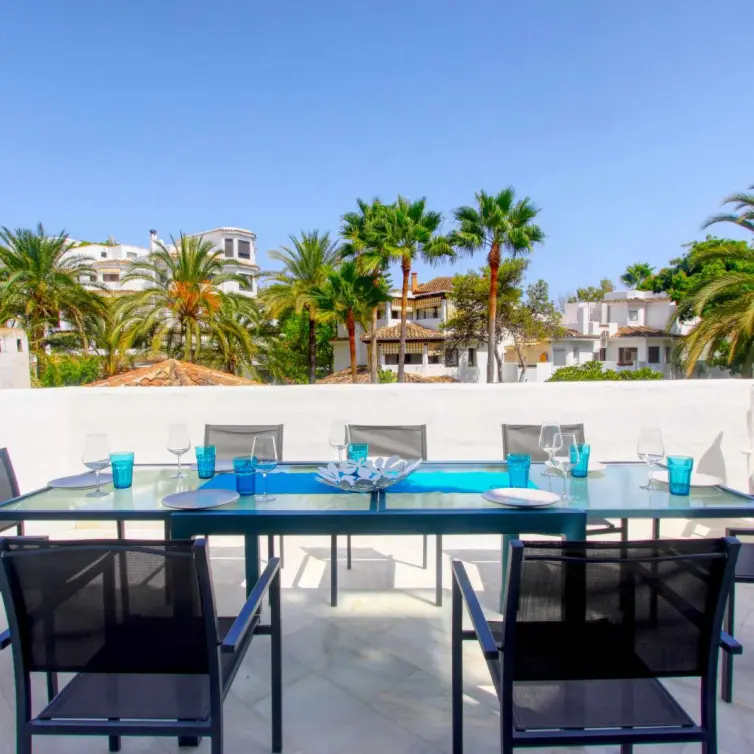 Продажа апартаментов на среднем этаже в Elviria