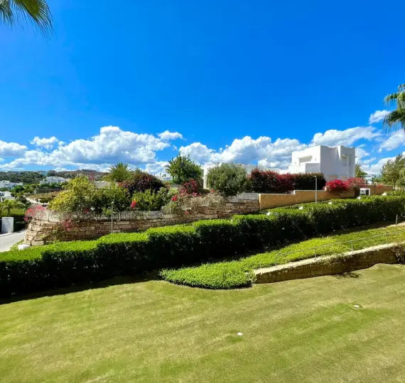 Sale of ground floor apartment in Benahavís