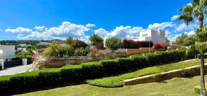 Sale of ground floor apartment in Benahavís 0