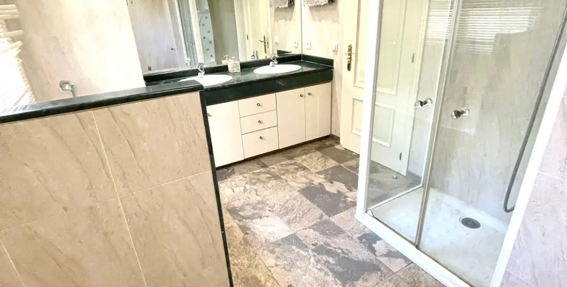 Sale of ground floor apartment in Benahavís 12