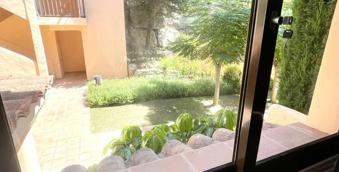 Sale of ground floor apartment in Benahavís 19