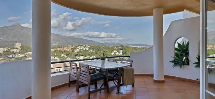 Sale of ground floor apartment in Nueva Andalucía 2