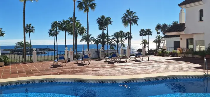 Sale of middle floor apartment in La Duquesa 0