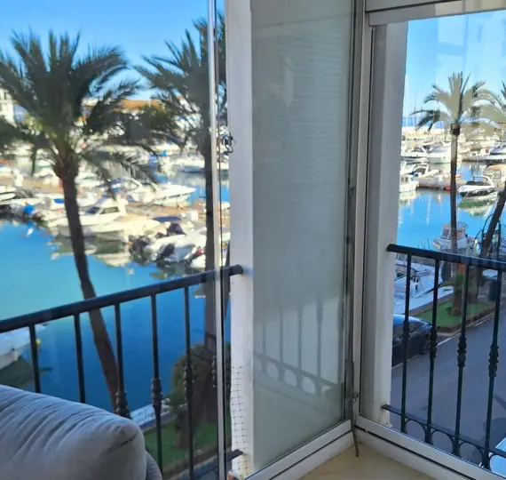 Sale of middle floor apartment in La Duquesa