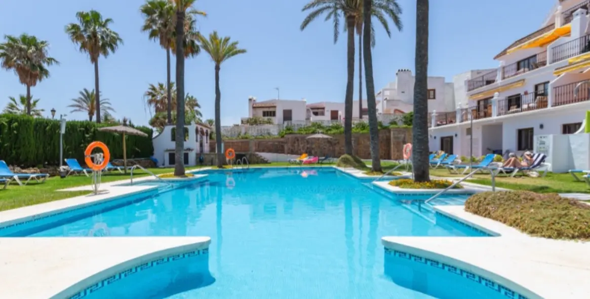 Sale of middle floor apartment in La Duquesa 5