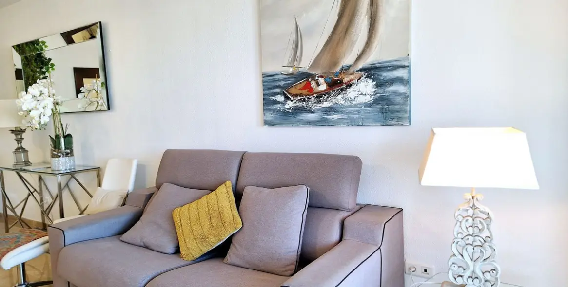 Sale of middle floor apartment in La Duquesa 9