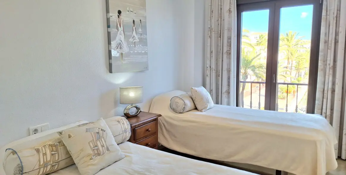 Sale of middle floor apartment in La Duquesa 17