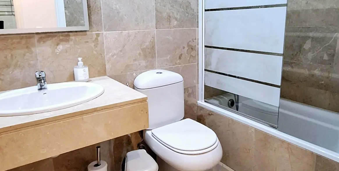 Sale of middle floor apartment in La Duquesa 20