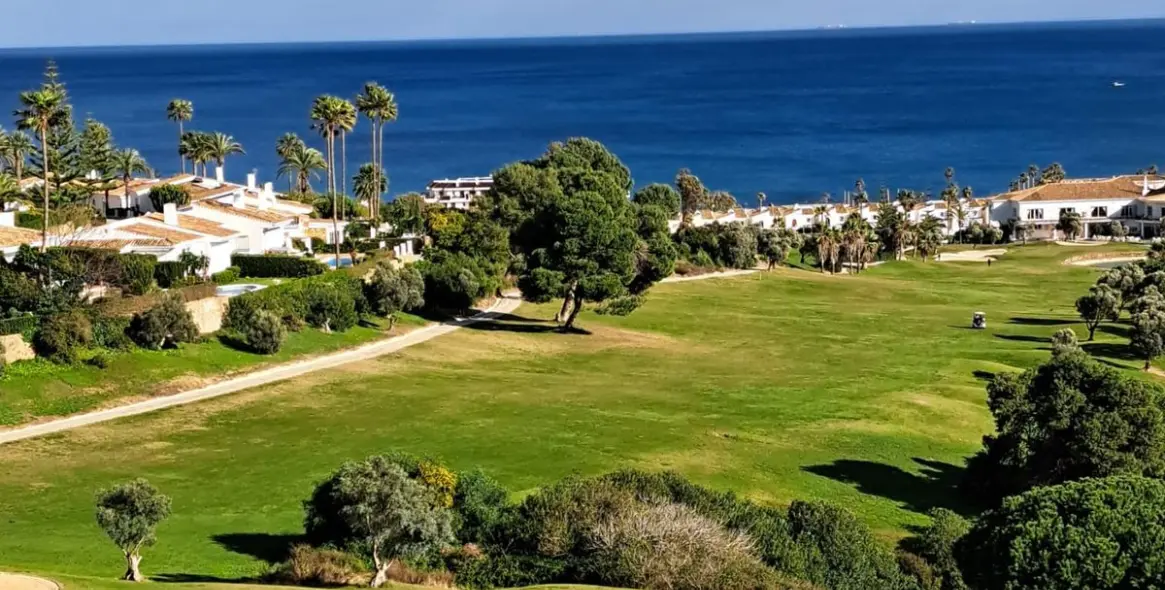 Sale of middle floor apartment in La Duquesa 23