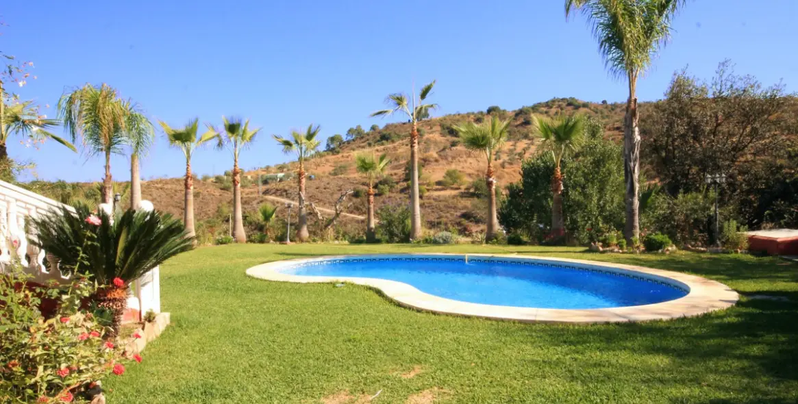 Sale of finca - cortijo in Monda 11