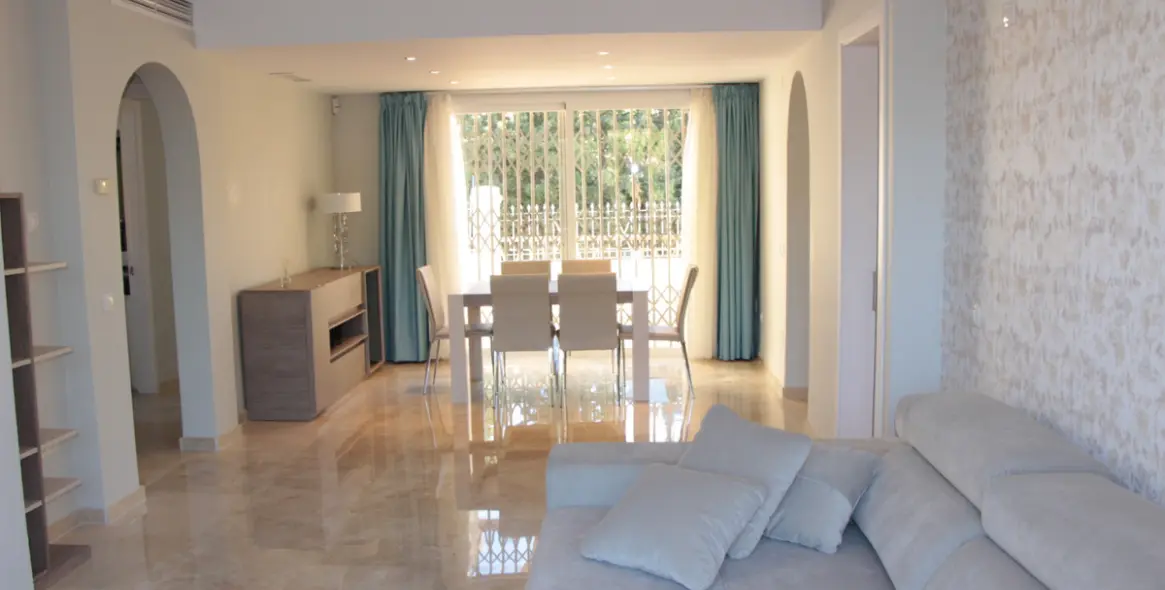 Venta de apartamento en planta media en Marbella 2