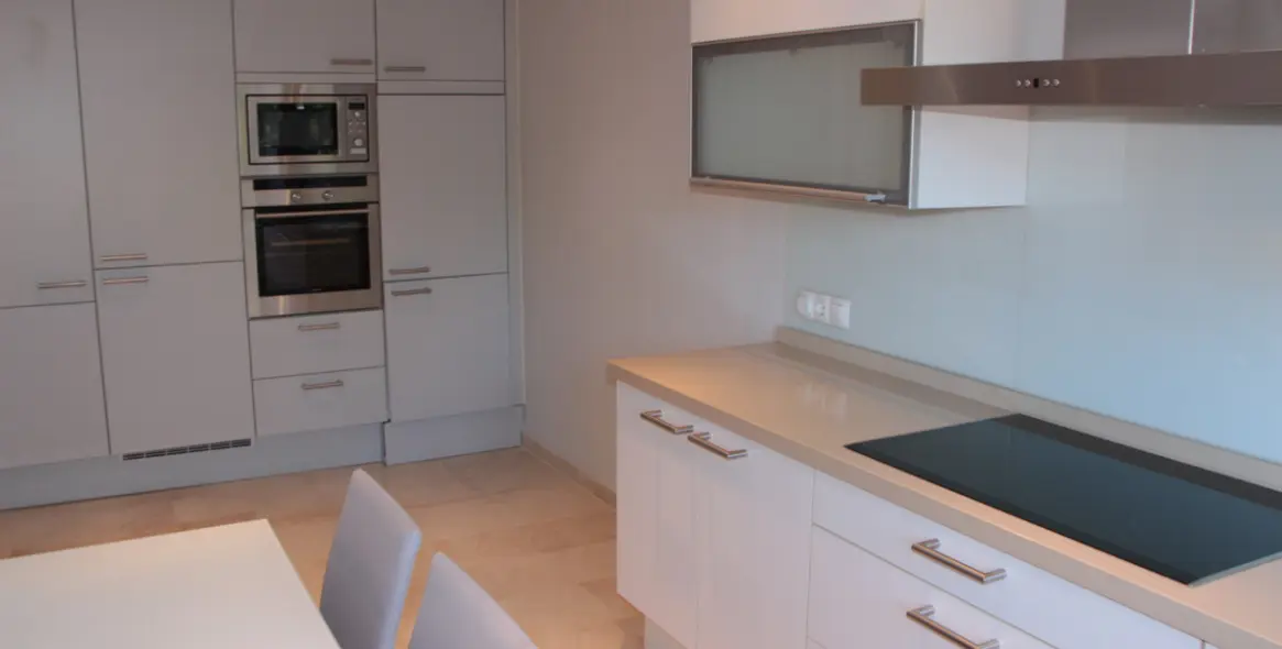 Venta de apartamento en planta media en Marbella 10