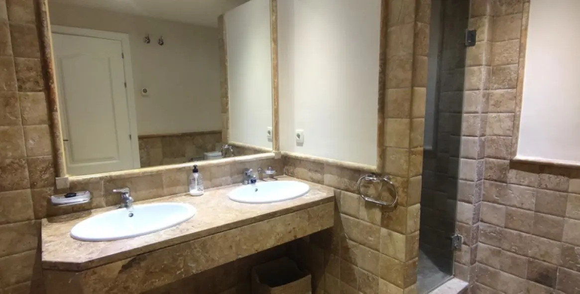 Sale of middle floor apartment in Atalaya 21