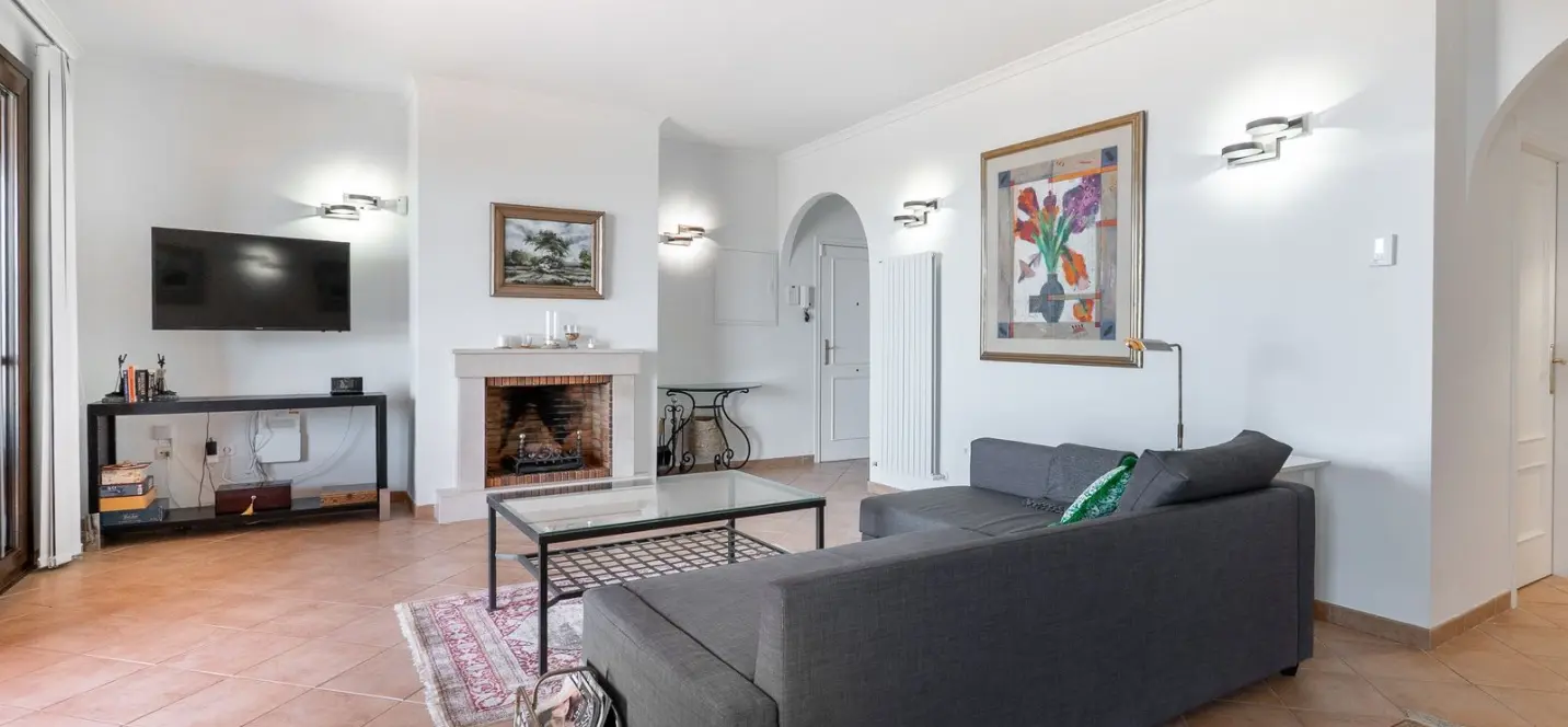 Venta de apartamento en planta media en La Mairena 3