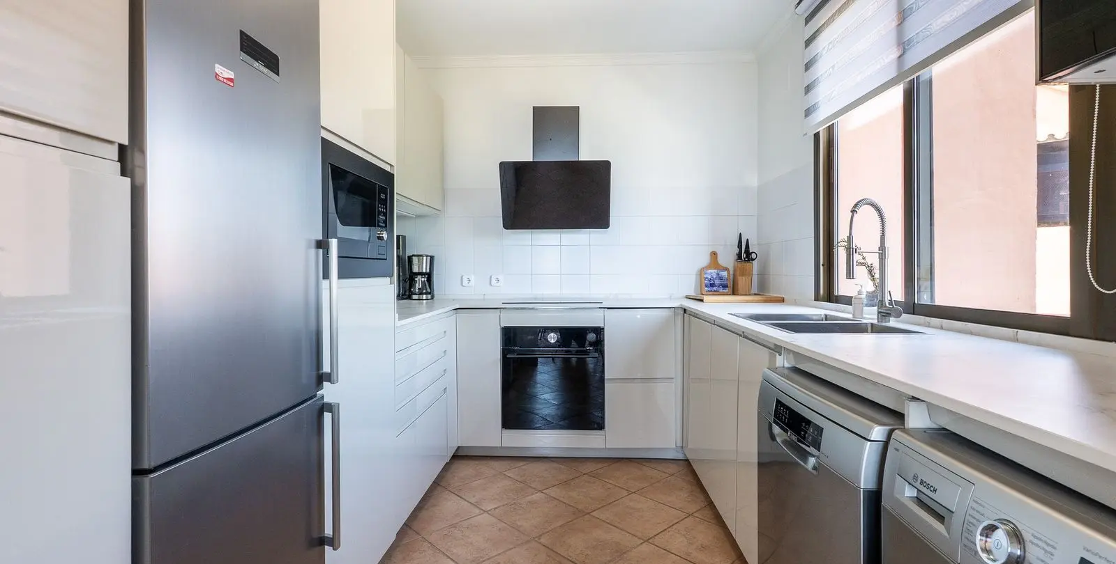 Sale of middle floor apartment in La Mairena 10